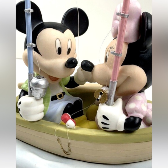 Hooked on You Precious Moments Disney Showcase collection - Picture 1 of 3